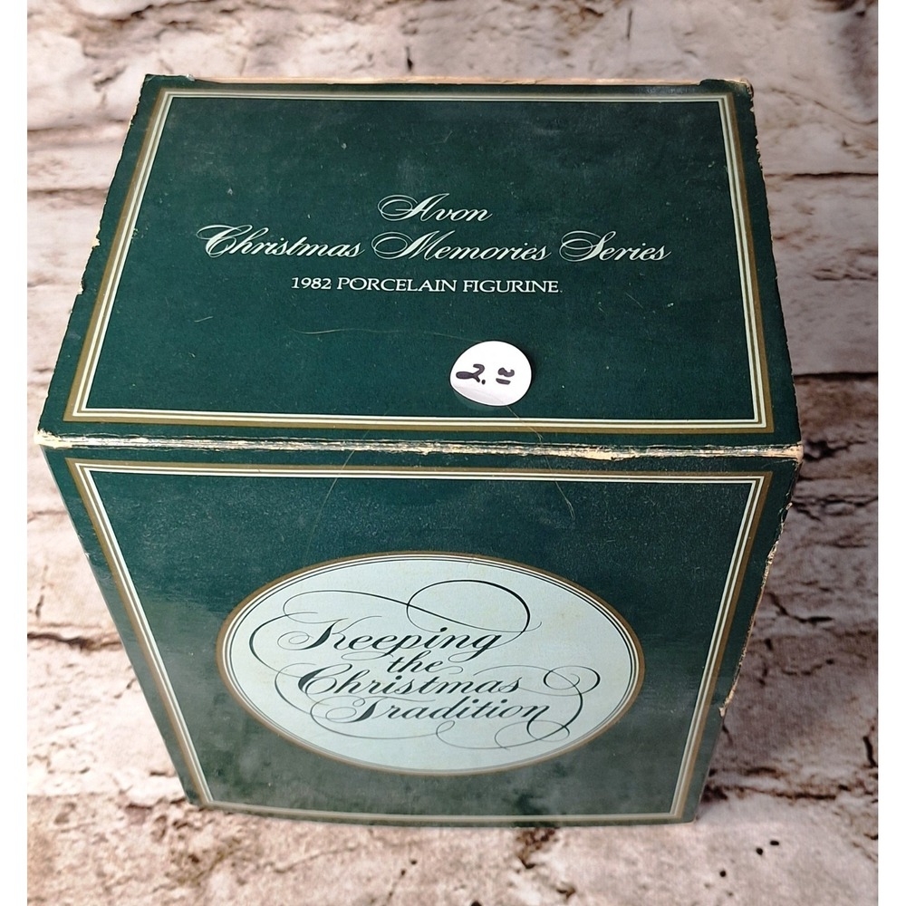 VINTAGE AVON 1982 PORCELAIN FIGURINE CHRISTMAS MEMORIES SERIES 2nd EDITION